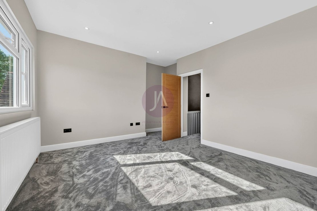 2 bedroom Flat to rent in Golders Green Road-view5