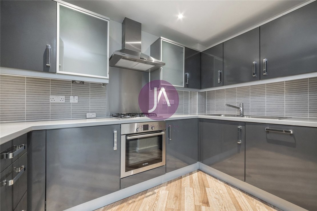2 bedroom Flat to rent in Gray Court-view3