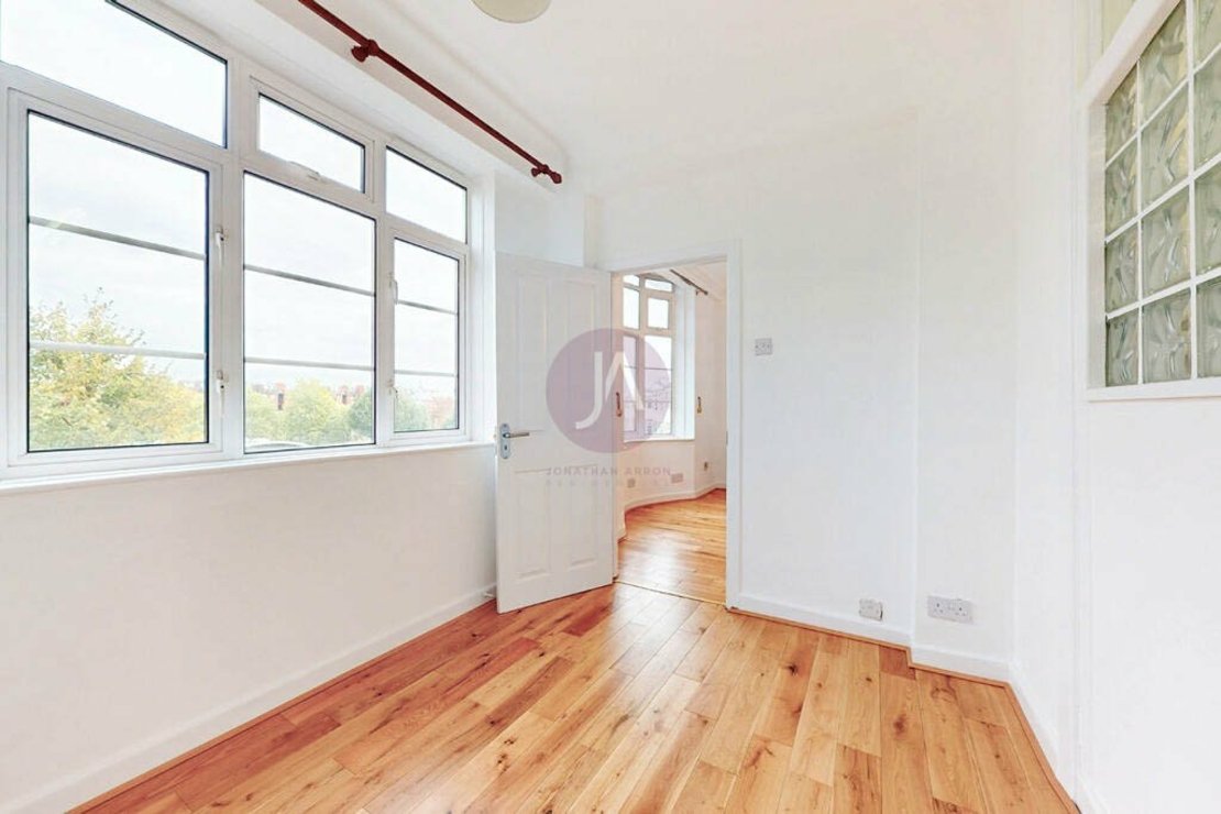 2 bedroom Flat to rent in Grove End Gardens-view10