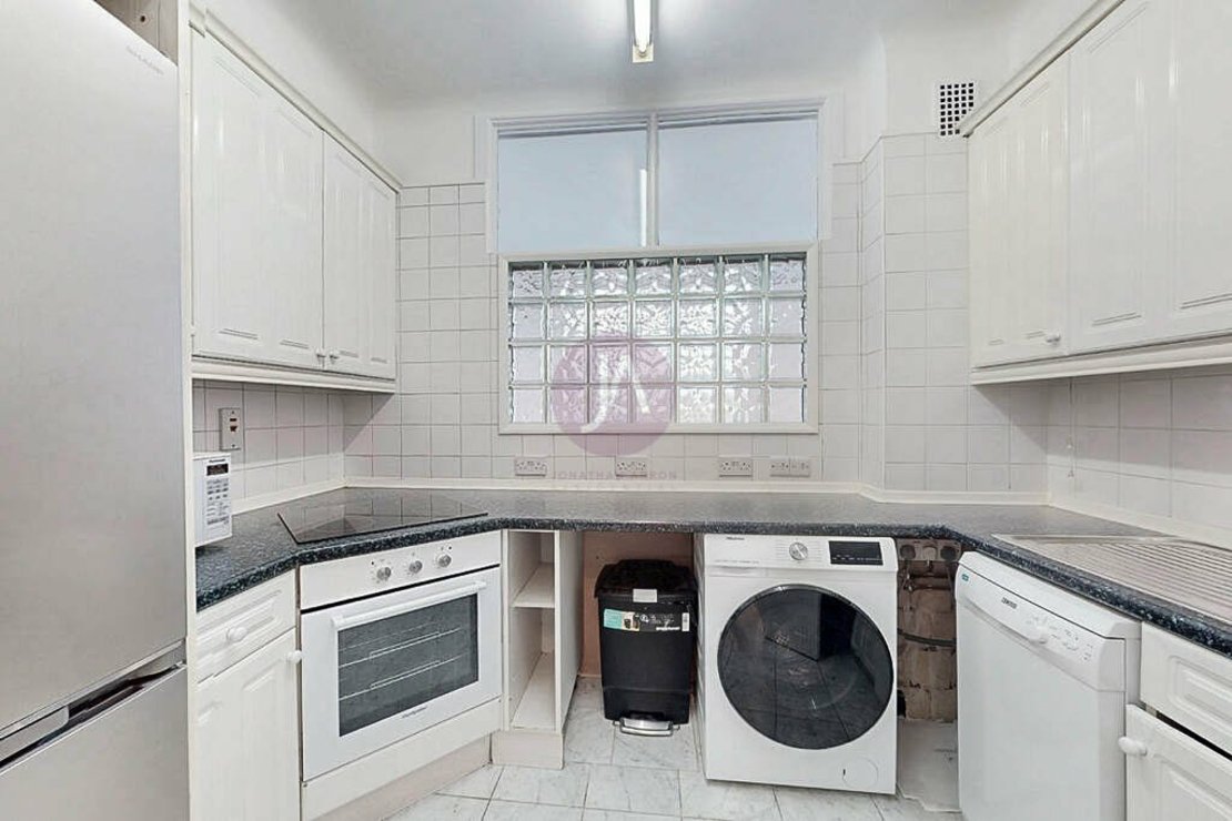 2 bedroom Flat to rent in Grove End Gardens-view6