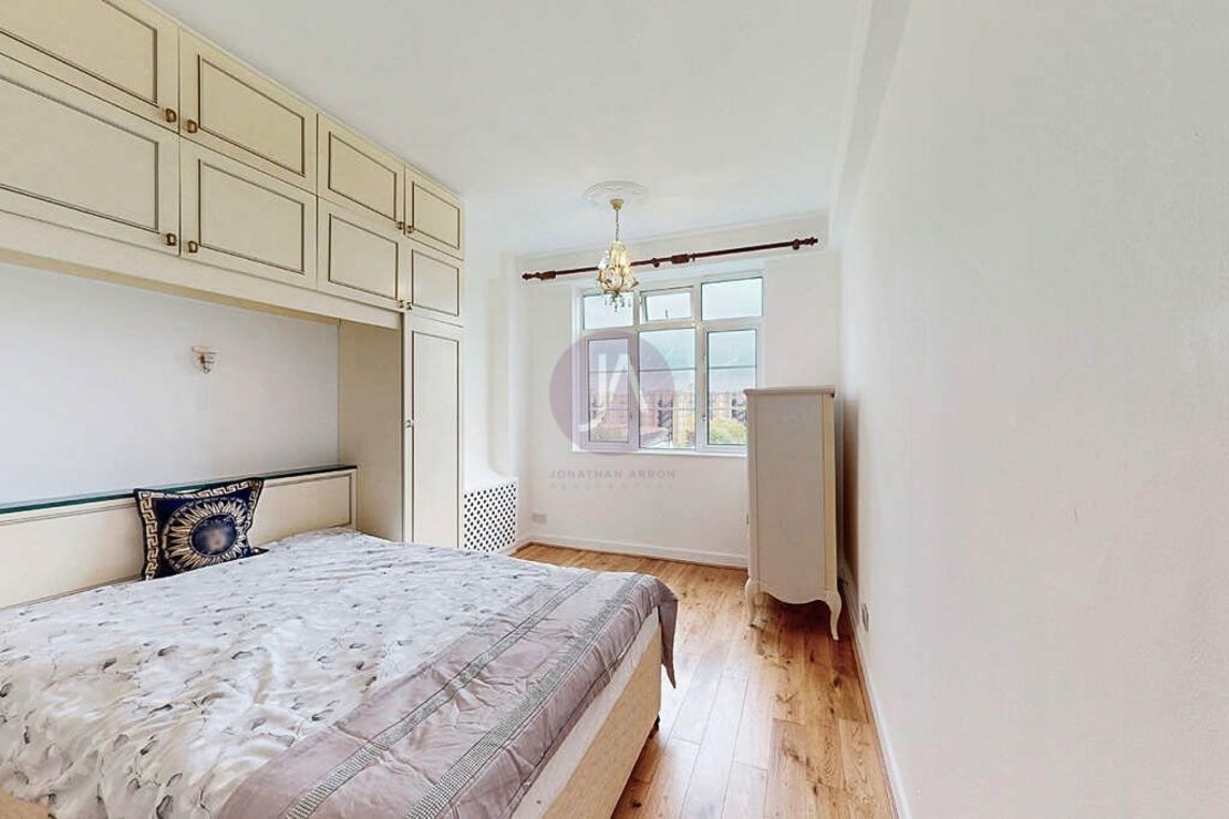 2 bedroom Flat to rent in Grove End Gardens-view8
