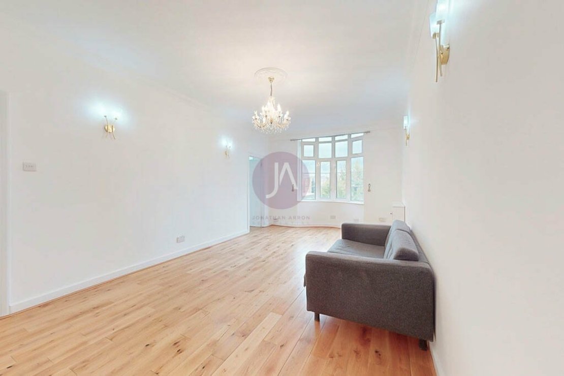 2 bedroom Flat to rent in Grove End Gardens-view5