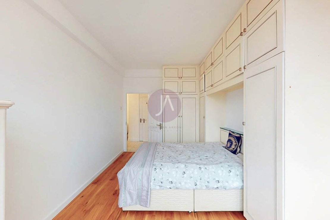 2 bedroom Flat to rent in Grove End Gardens-view9