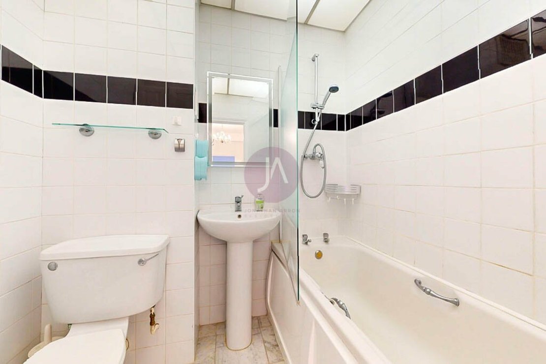 2 bedroom Flat to rent in Grove End Gardens-view11