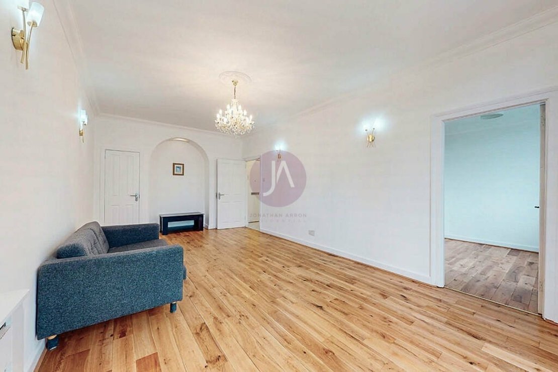 2 bedroom Flat to rent in Grove End Gardens-view4