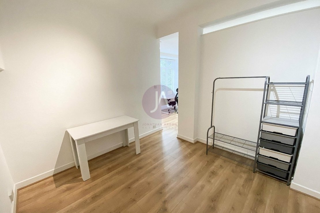 1 bedroom Flat to rent in Grove End Gardens-view4