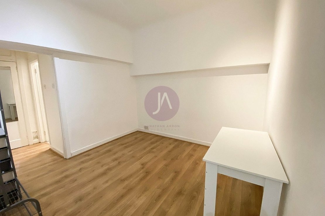 1 bedroom Flat to rent in Grove End Gardens-view5