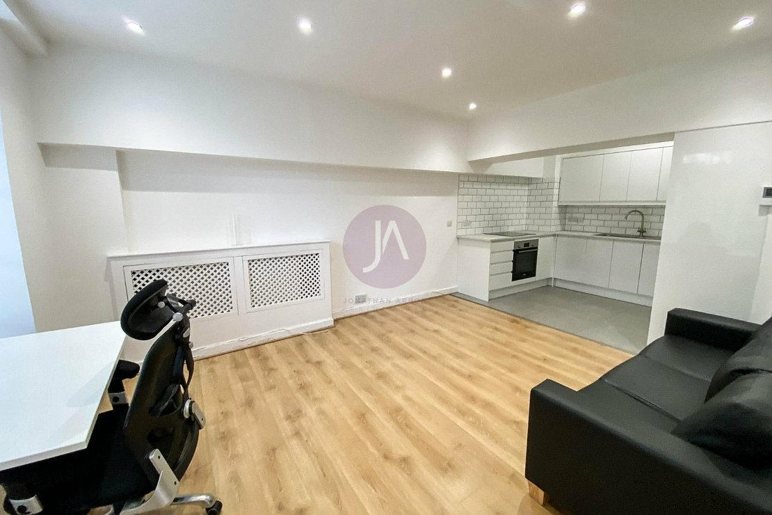 1 bedroom Flat to rent in Grove End Gardens-view1