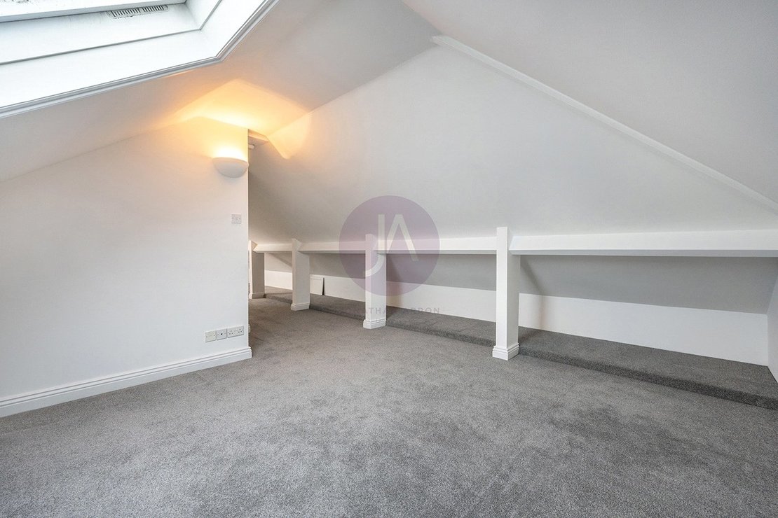 5 bedroom House to rent in Grove End Road-view22