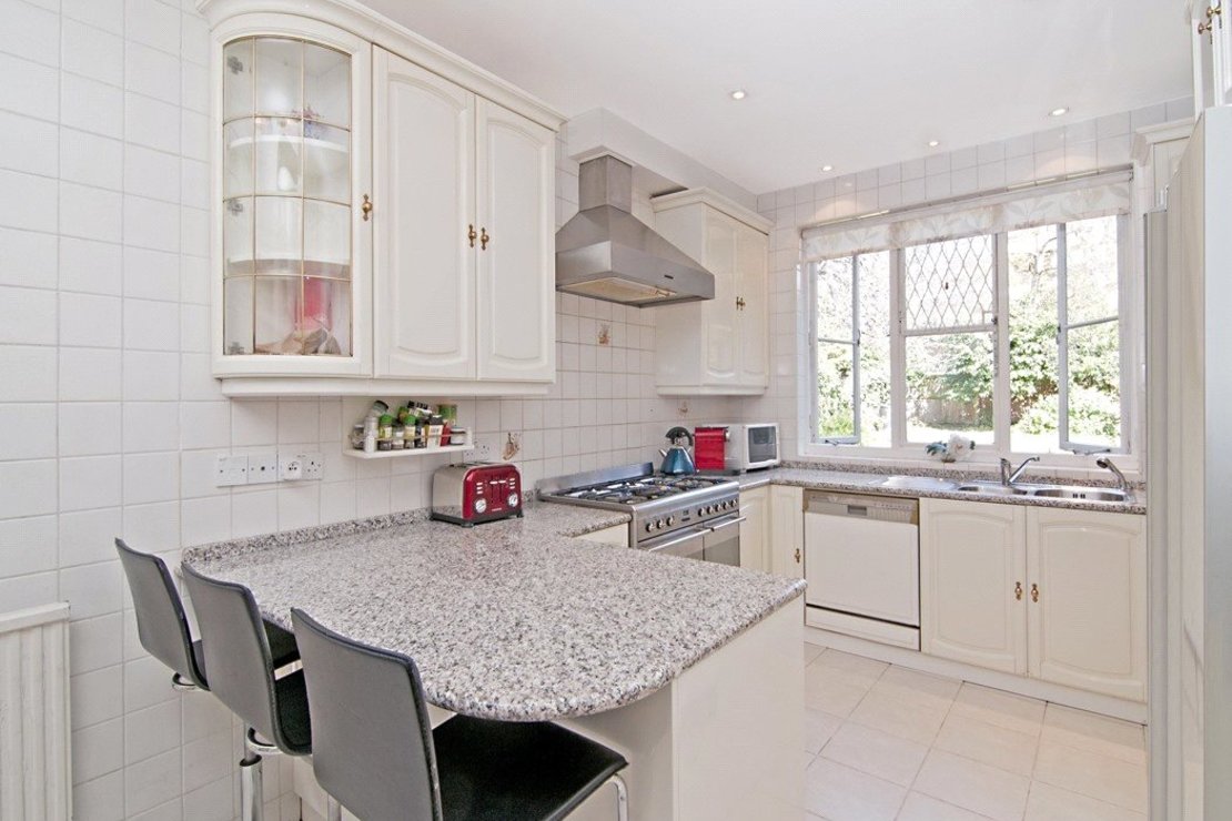 5 bedroom House to rent in Grove End Road-view3