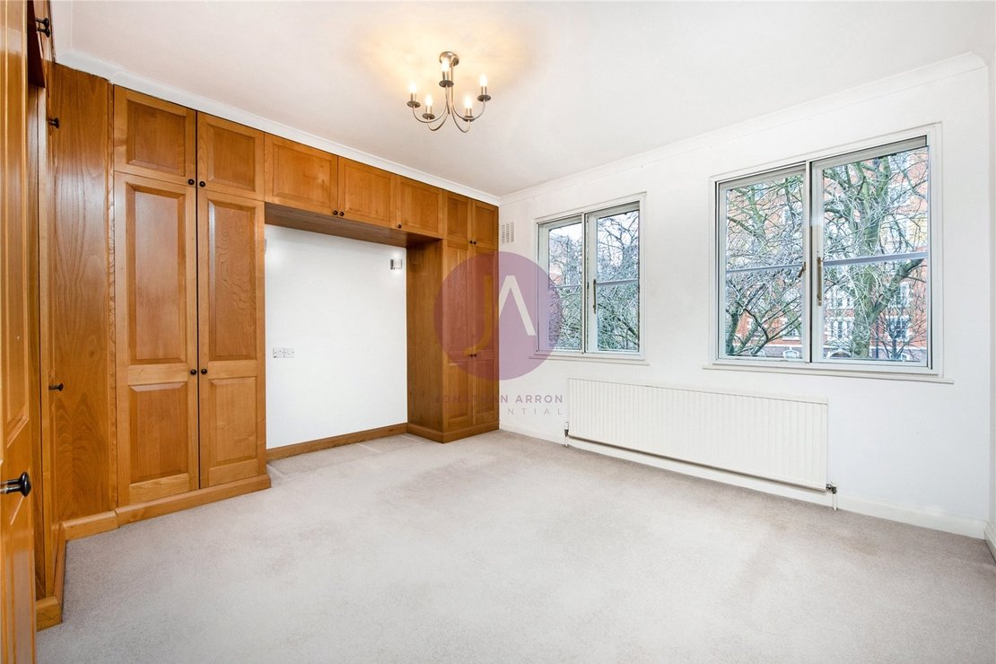 5 bedroom House to rent in Grove End Road-view8