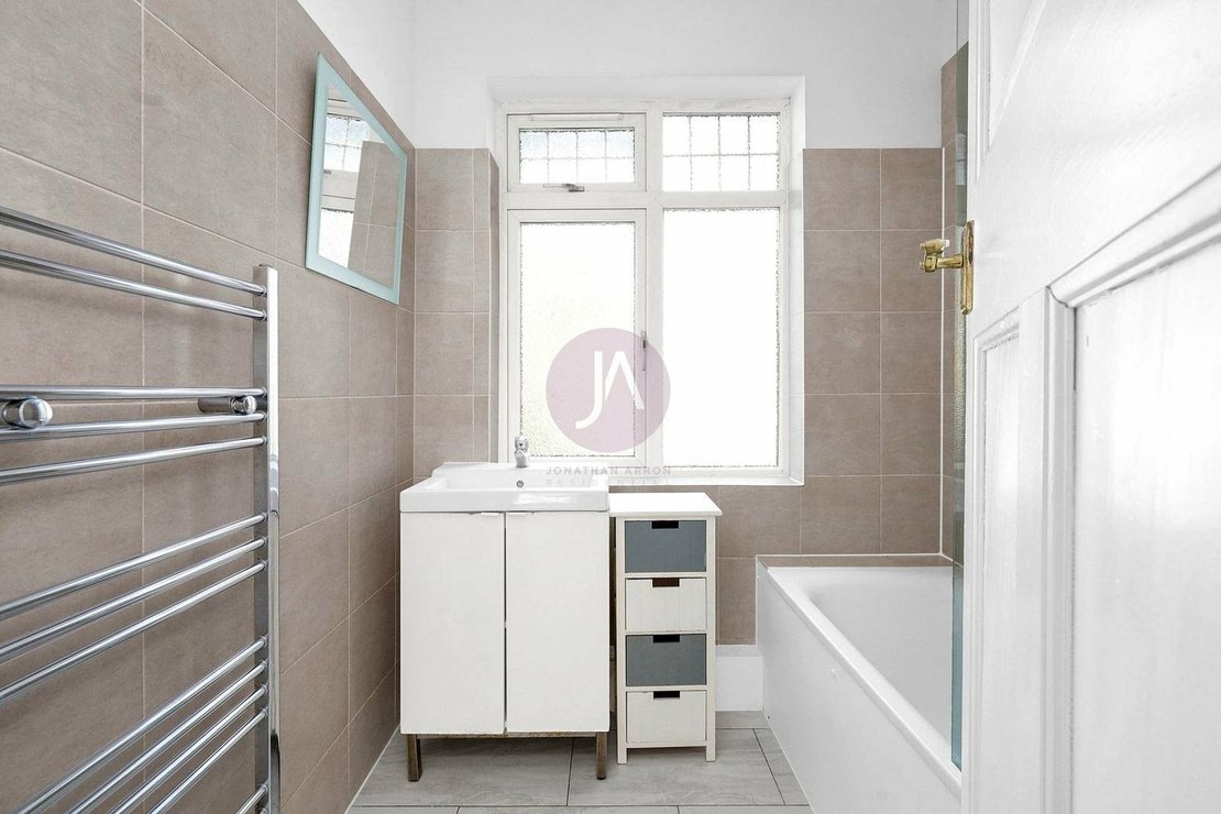 4 bedroom House to rent in Hanover Road-view8