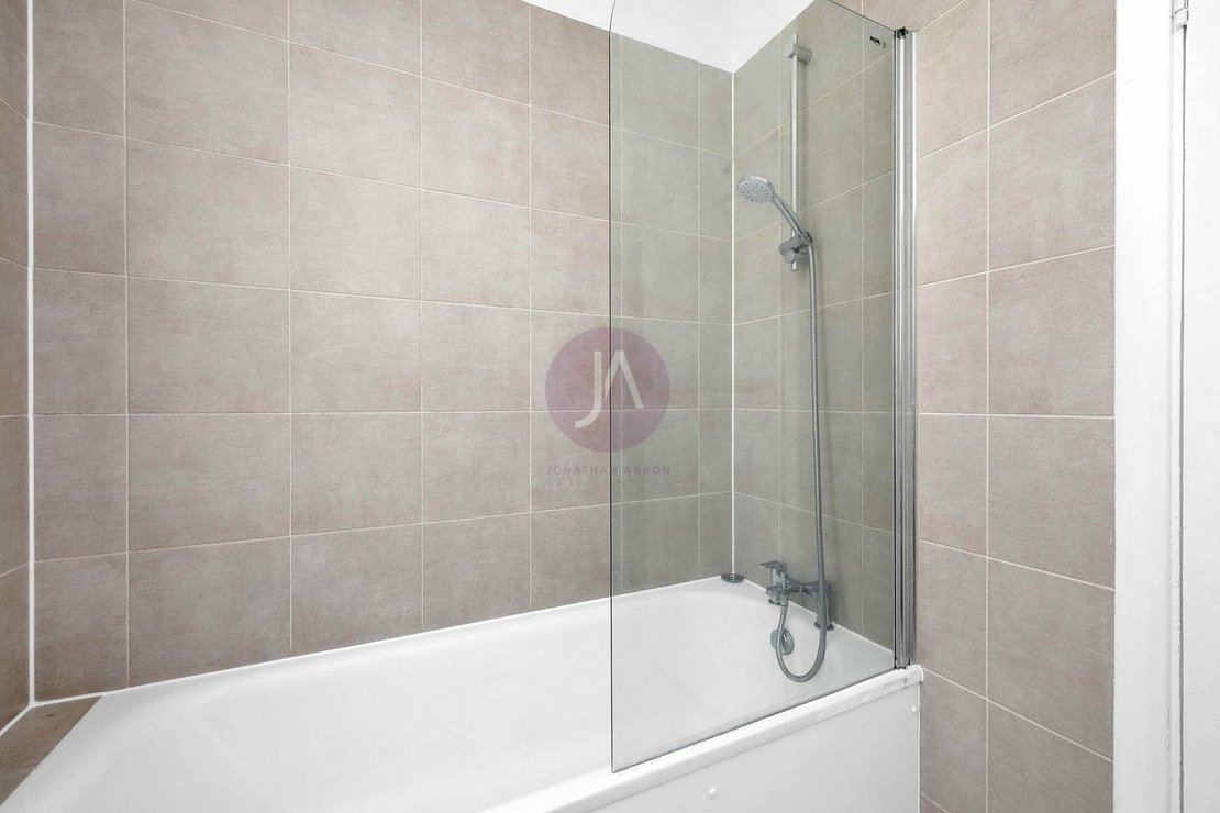 4 bedroom House to rent in Hanover Road-view9