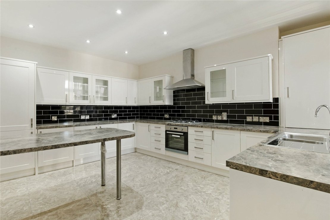 4 bedroom Flat to rent in Harley House-view5