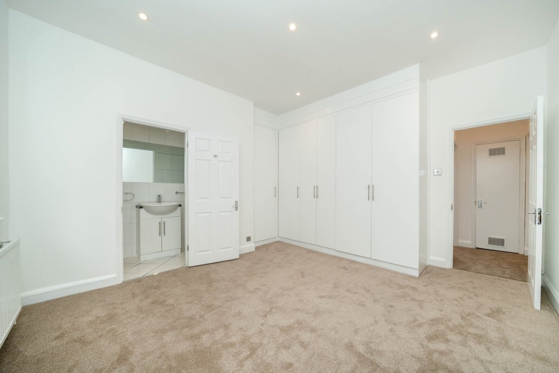2 bedroom Flat to rent in Highgate West Hill-view8