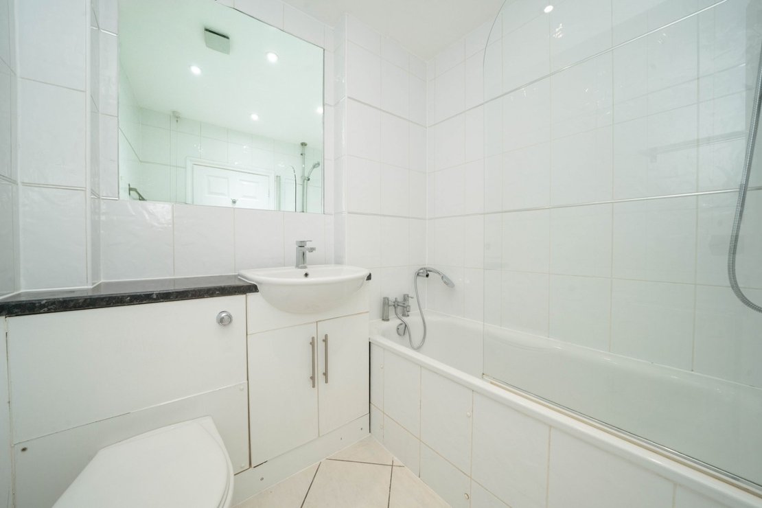 2 bedroom Flat to rent in Highgate West Hill-view11