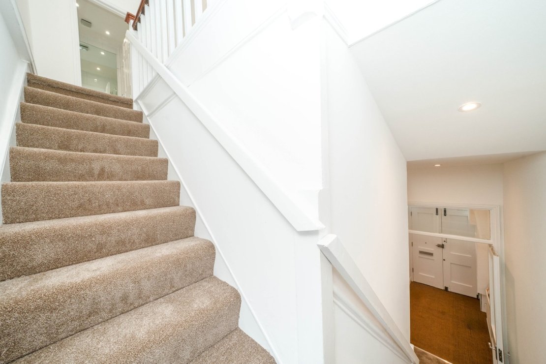 2 bedroom Flat to rent in Highgate West Hill-view15