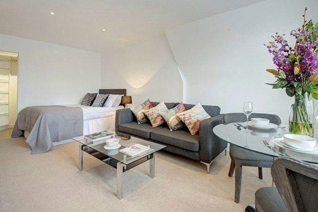 Flat to rent in Hill Street-view1