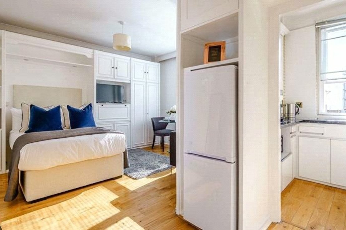 Flat to rent in Hill Street-view2