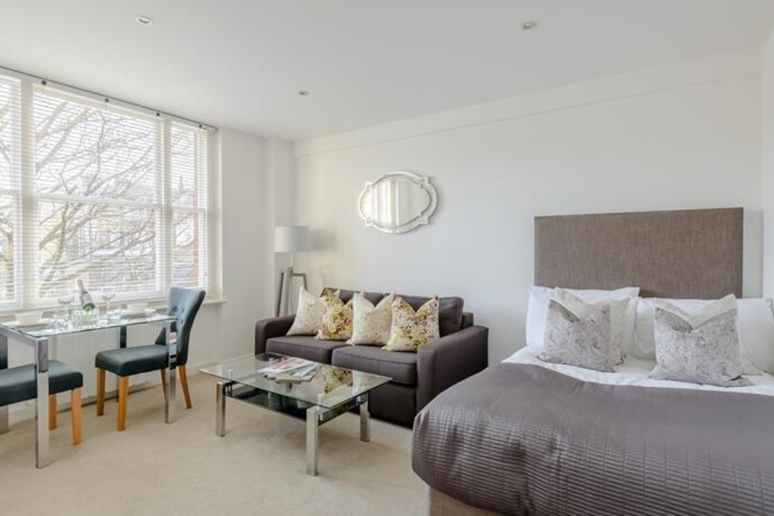 Flat to rent in Hill Street-view1