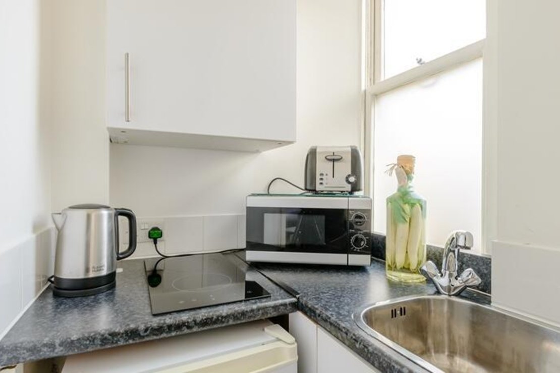 Flat to rent in Hill Street-view4