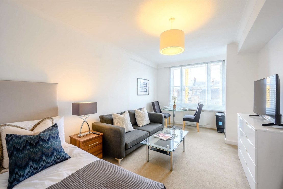 Flat to rent in Hill Street-view1