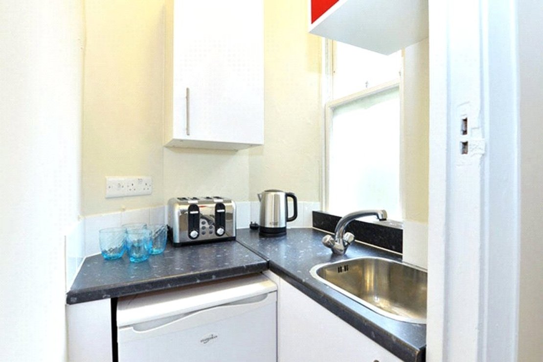 Flat to rent in Hill Street-view3