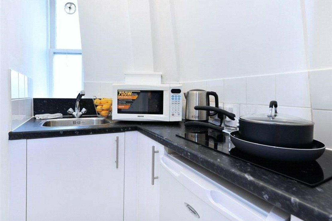 Flat to rent in Hill Street-view4