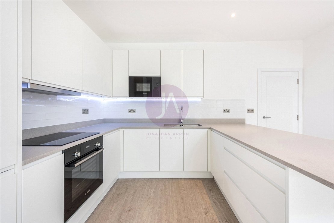 2 bedroom Flat to rent in Holders Hill Road-view9