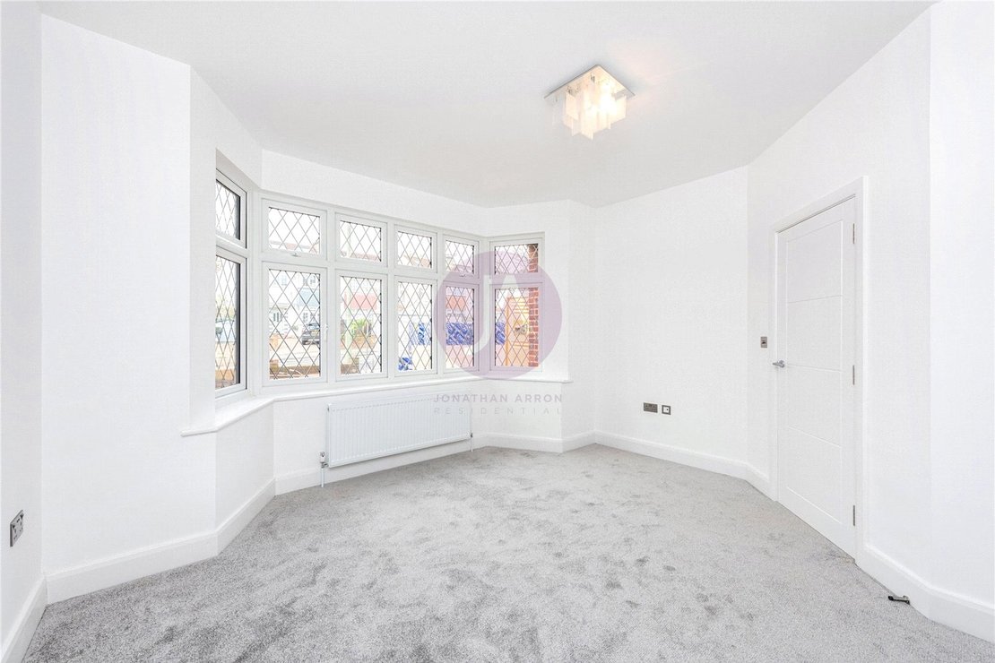 2 bedroom Flat to rent in Holders Hill Road-view4