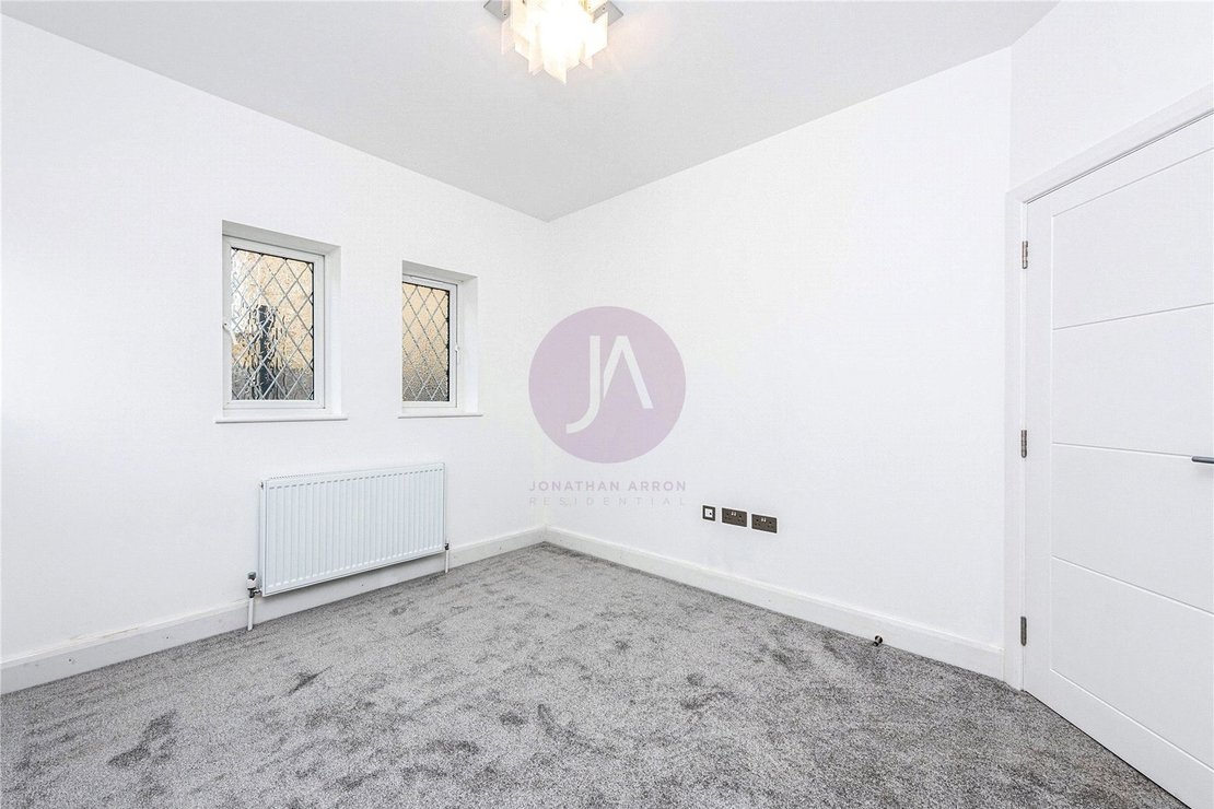 2 bedroom Flat to rent in Holders Hill Road-view10