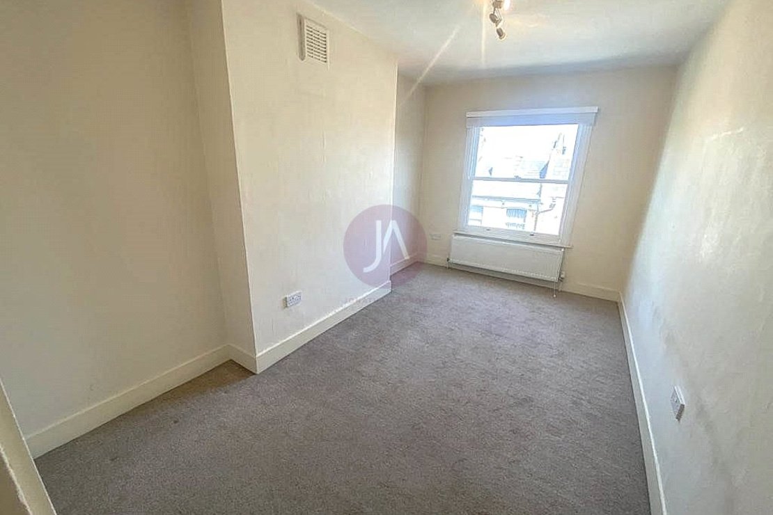 2 bedroom Flat to rent in Hornsey Road-view5