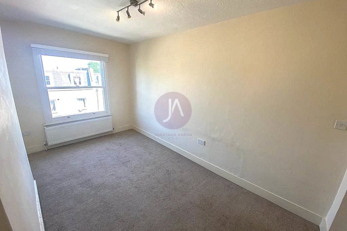 2 bedroom Flat to rent in Hornsey Road-view6