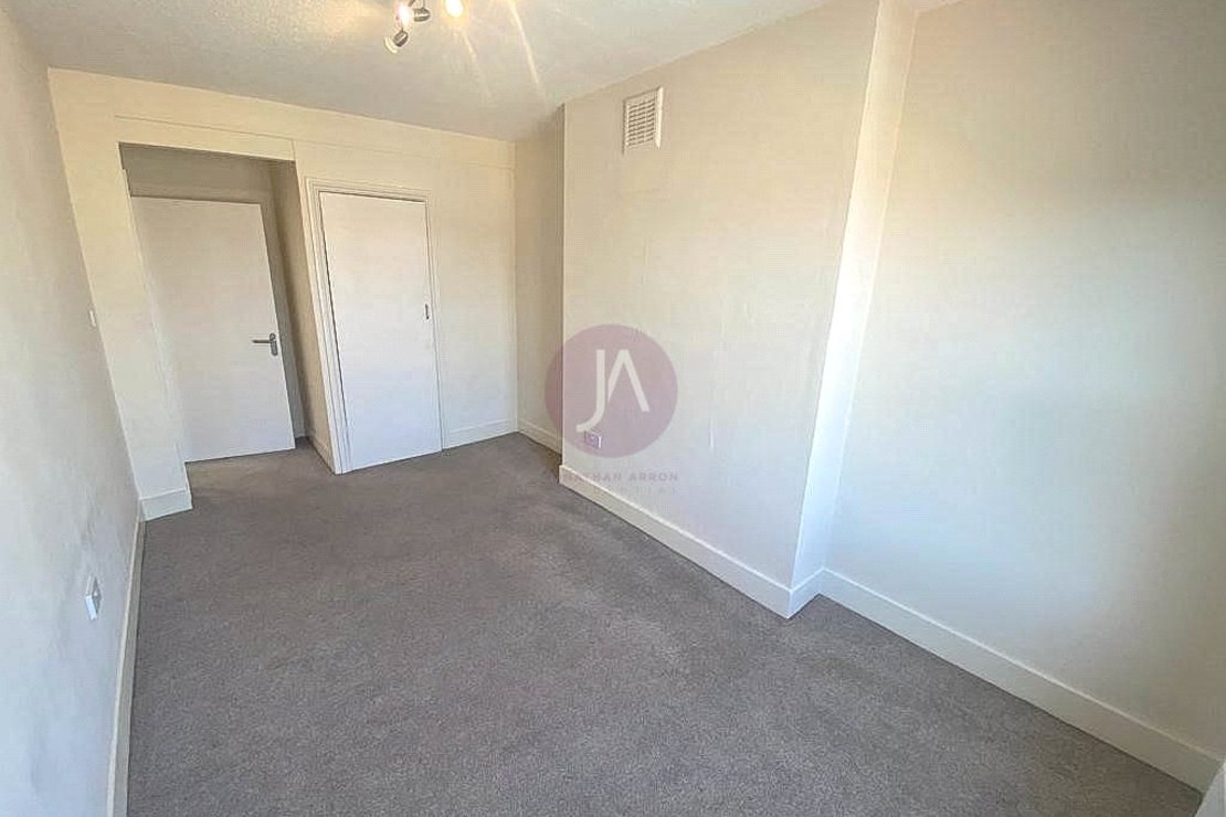 2 bedroom Flat to rent in Hornsey Road-view7