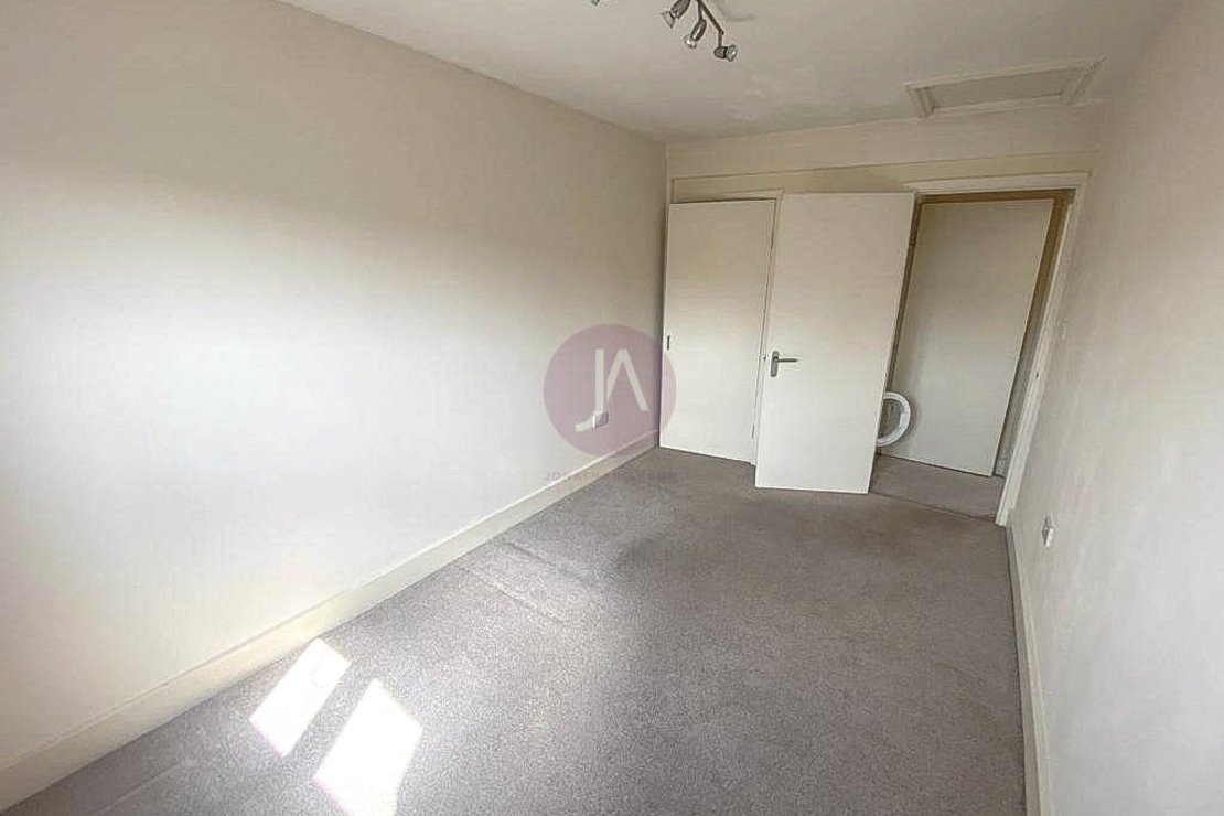 2 bedroom Flat to rent in Hornsey Road-view10