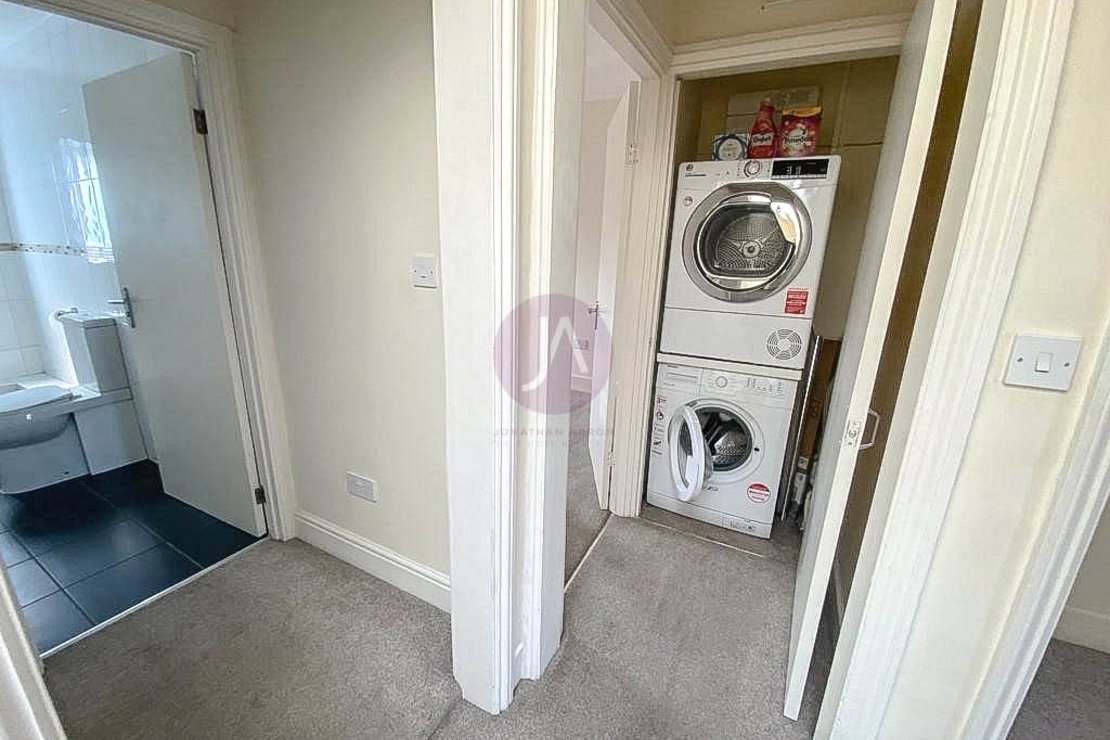 2 bedroom Flat to rent in Hornsey Road-view11