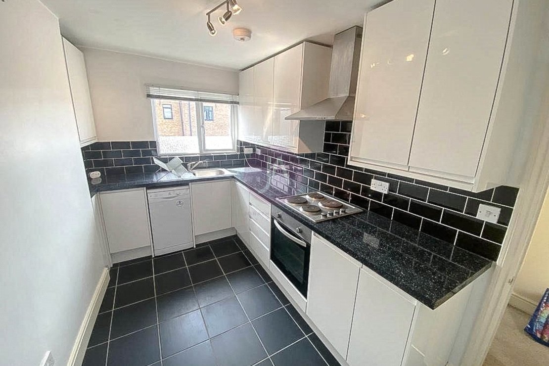 2 bedroom Flat to rent in Hornsey Road-view2