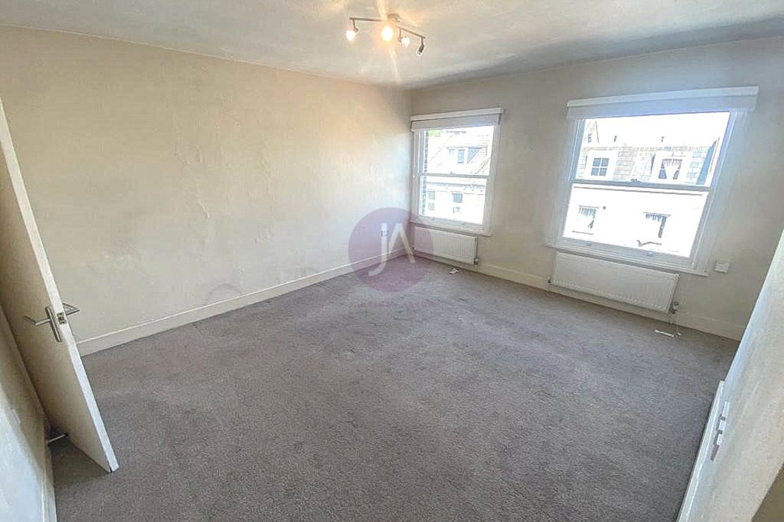 2 bedroom Flat to rent in Hornsey Road-view3