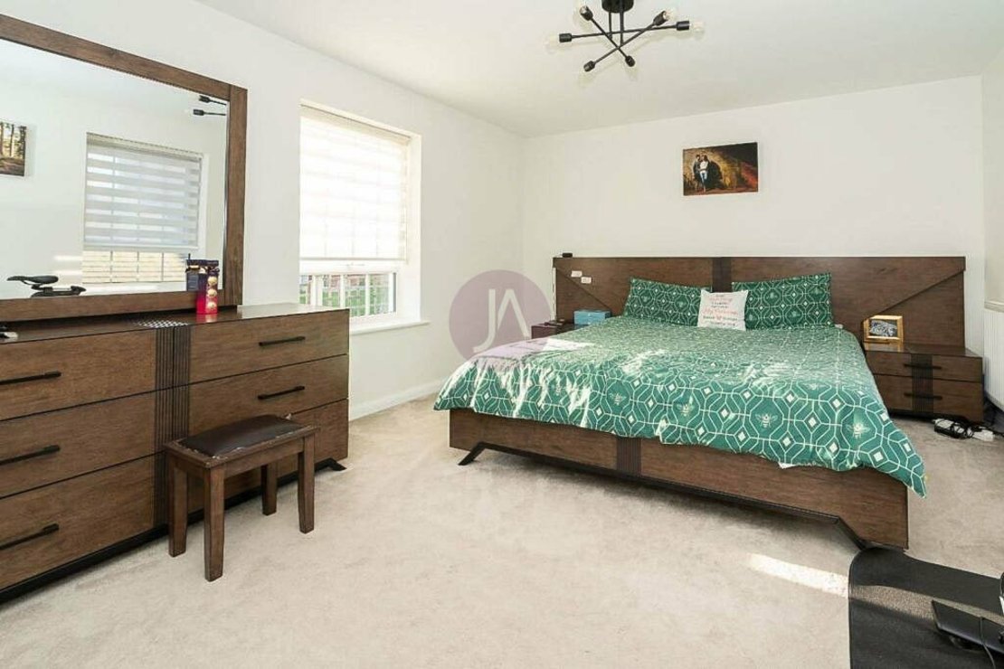 4 bedroom House to rent in Hubert Crescent-view8