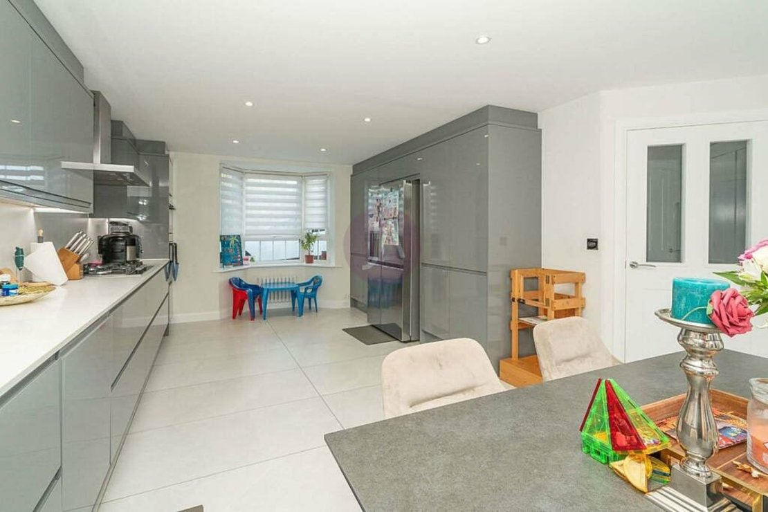 4 bedroom House to rent in Hubert Crescent-view5