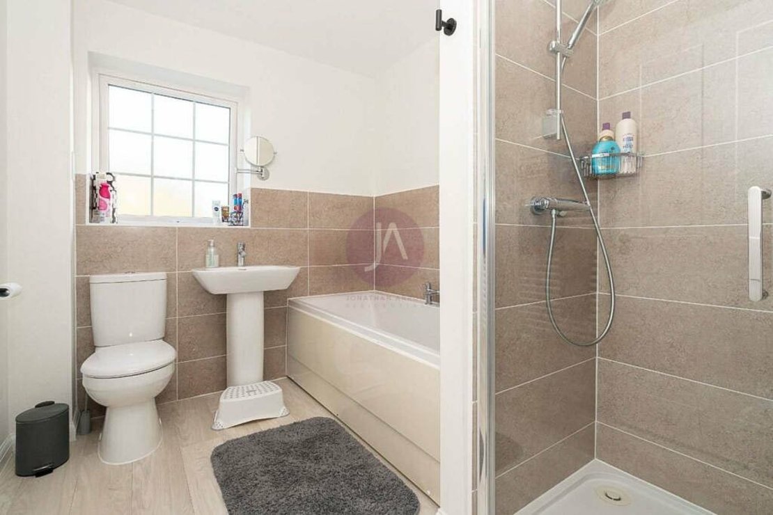 4 bedroom House to rent in Hubert Crescent-view13