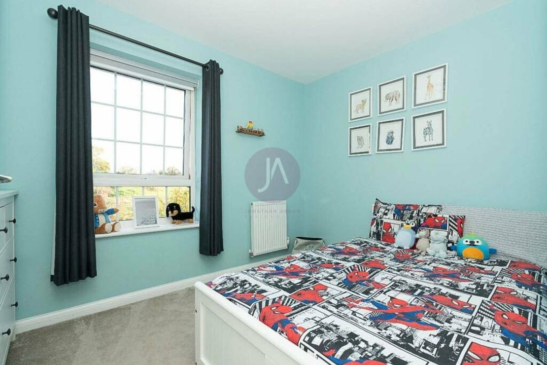 4 bedroom House to rent in Hubert Crescent-view11