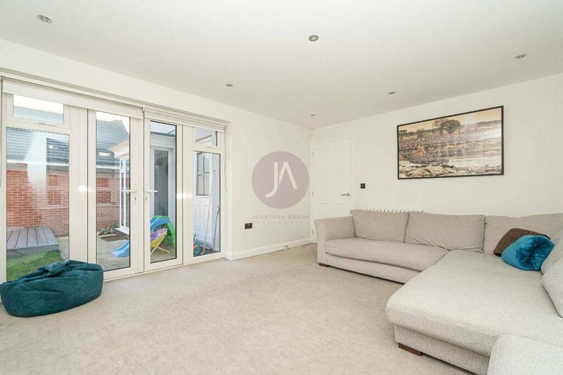 4 bedroom House to rent in Hubert Crescent-view2