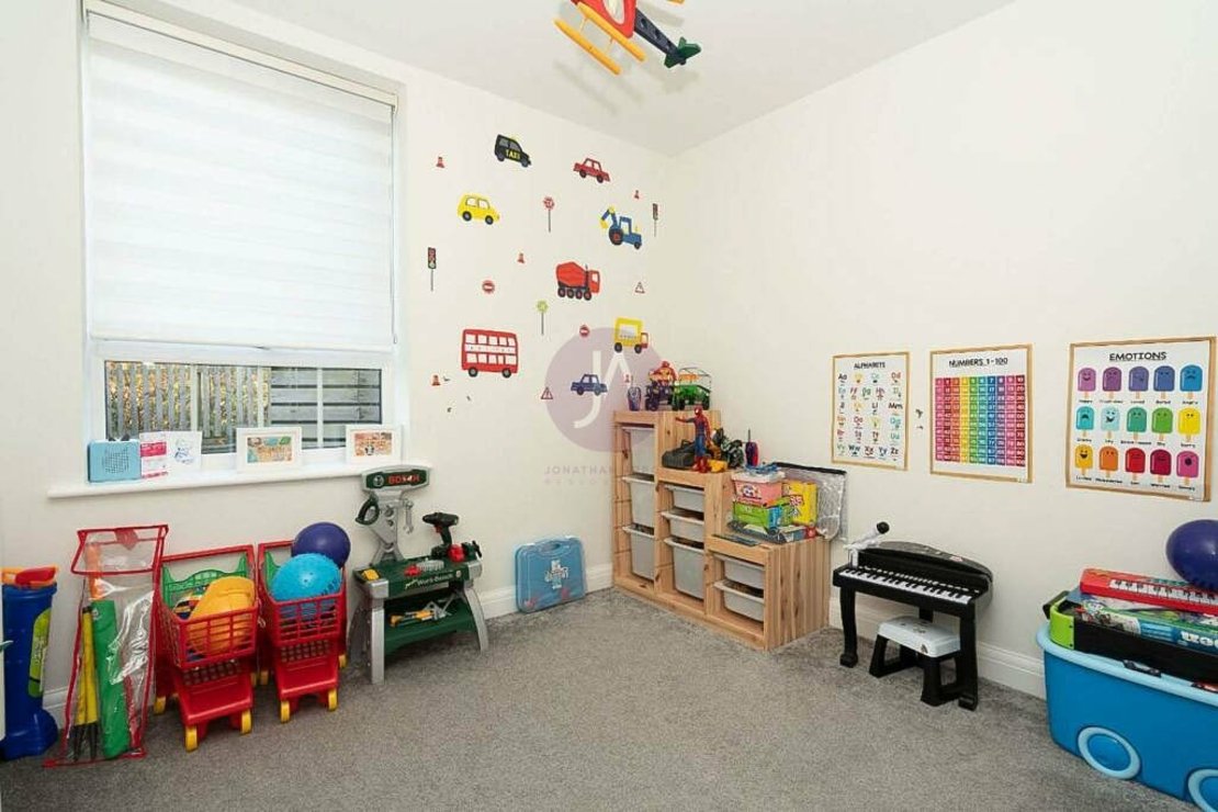 4 bedroom House to rent in Hubert Crescent-view12