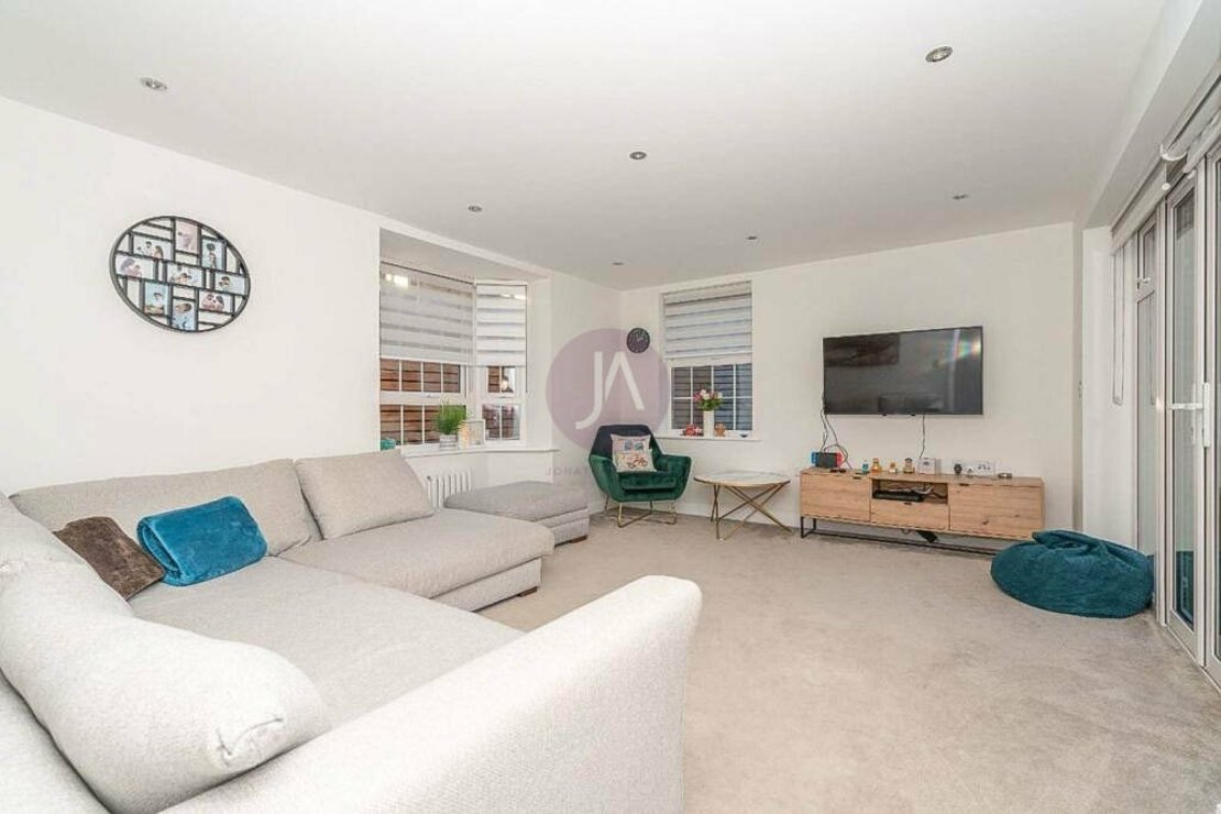 4 bedroom House to rent in Hubert Crescent-view4