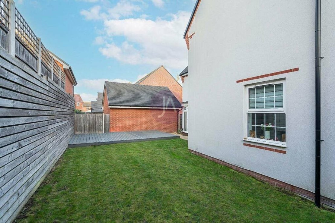 4 bedroom House to rent in Hubert Crescent-view14