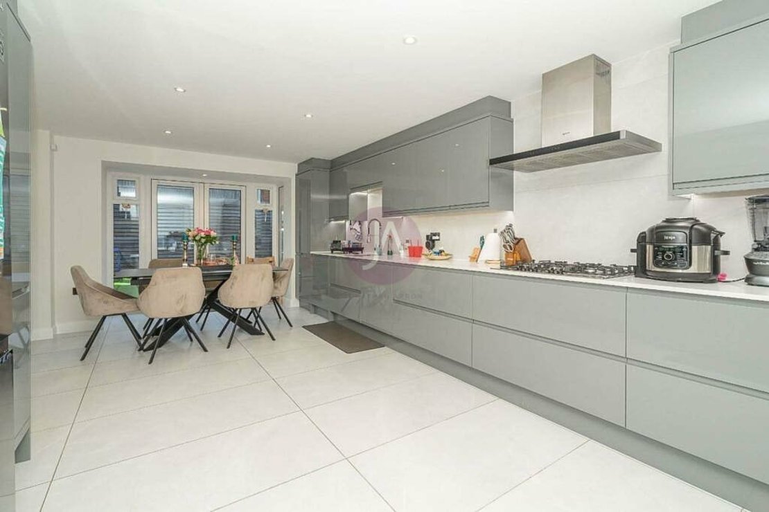 4 bedroom House to rent in Hubert Crescent-view3