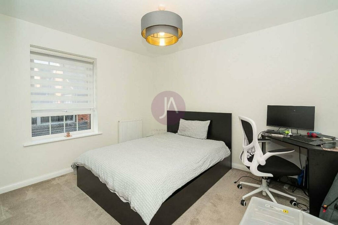 4 bedroom House to rent in Hubert Crescent-view9