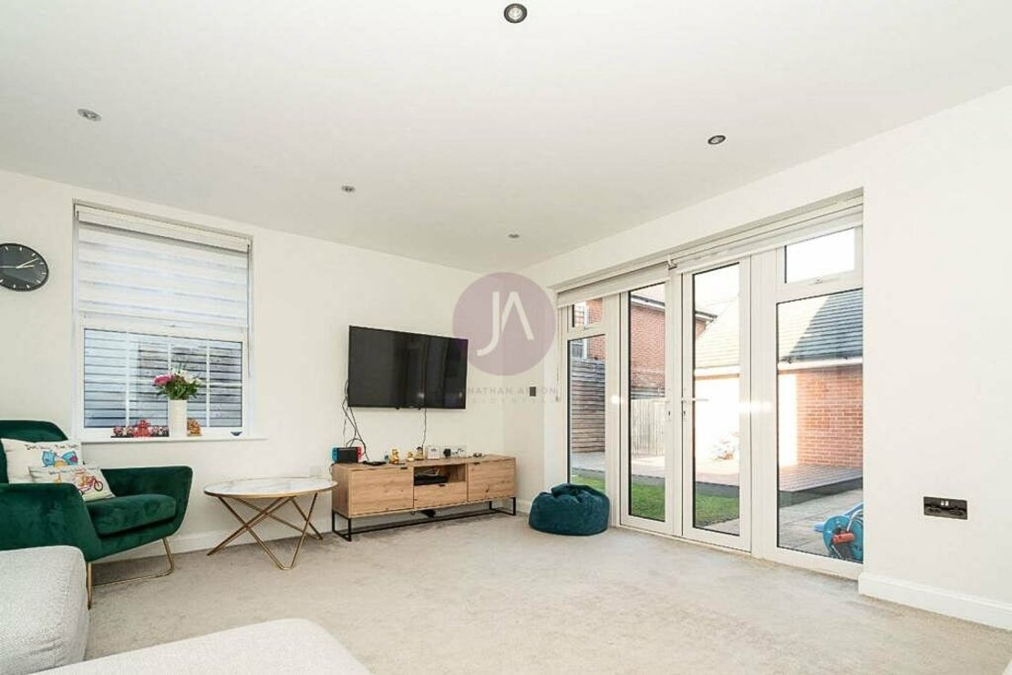 4 bedroom House to rent in Hubert Crescent-view7