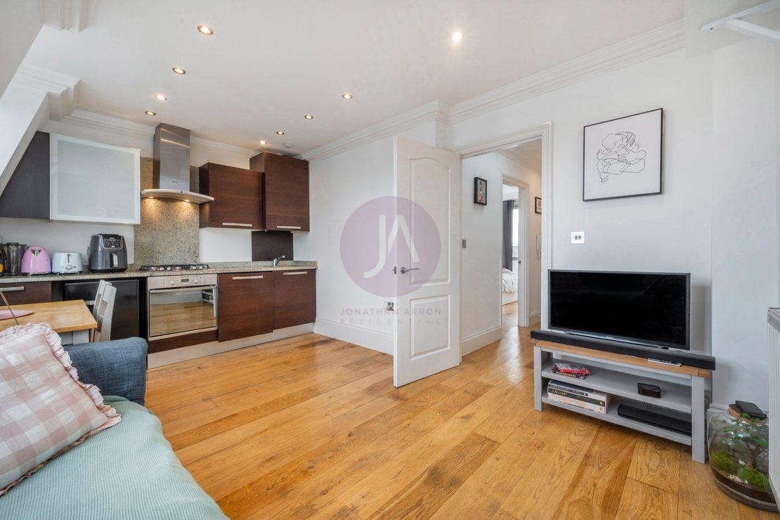 1 bedroom Flat to rent in Kentish Town Road-view4
